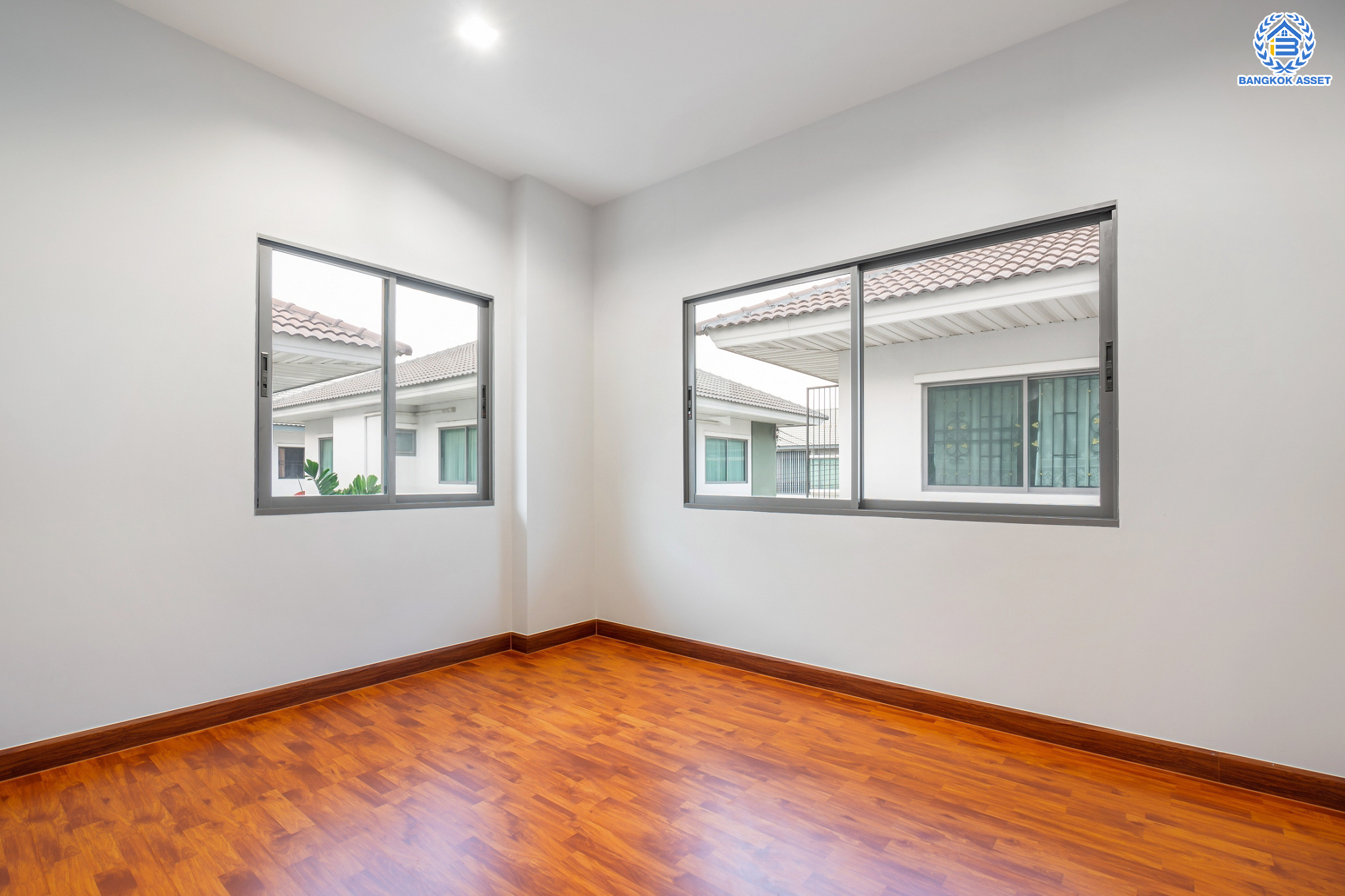 บ้านมือสองตกแต่งใหม่ ม.เพอร์เฟคเพลส แจ้งวัฒนะ บ้านเดี่ยวหลังใหญ่ เนื้อที่ 61.9 ตร.ว. ฟังก์ชัน 3 ห้องนอน 4 ห้องน้ำ 1 ห้องแม่บ้าน จอดรถได้ 2 คัน รองรับทุกการอยู่อาศัย บนทำเลศักยภาพ ใกล้เซ็นทรัลแจ้งวัฒนะ ทางด่วน และรถไฟฟ้าสายสีชมพู "สถานีแยกปากเกร็ด"